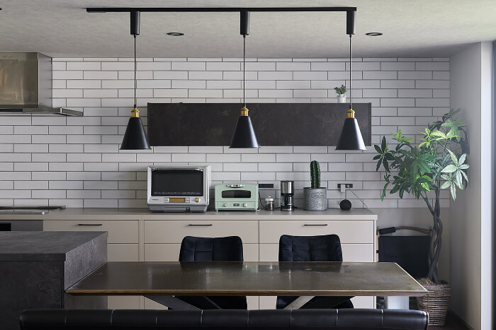 開放的で美しいキッチンの内装